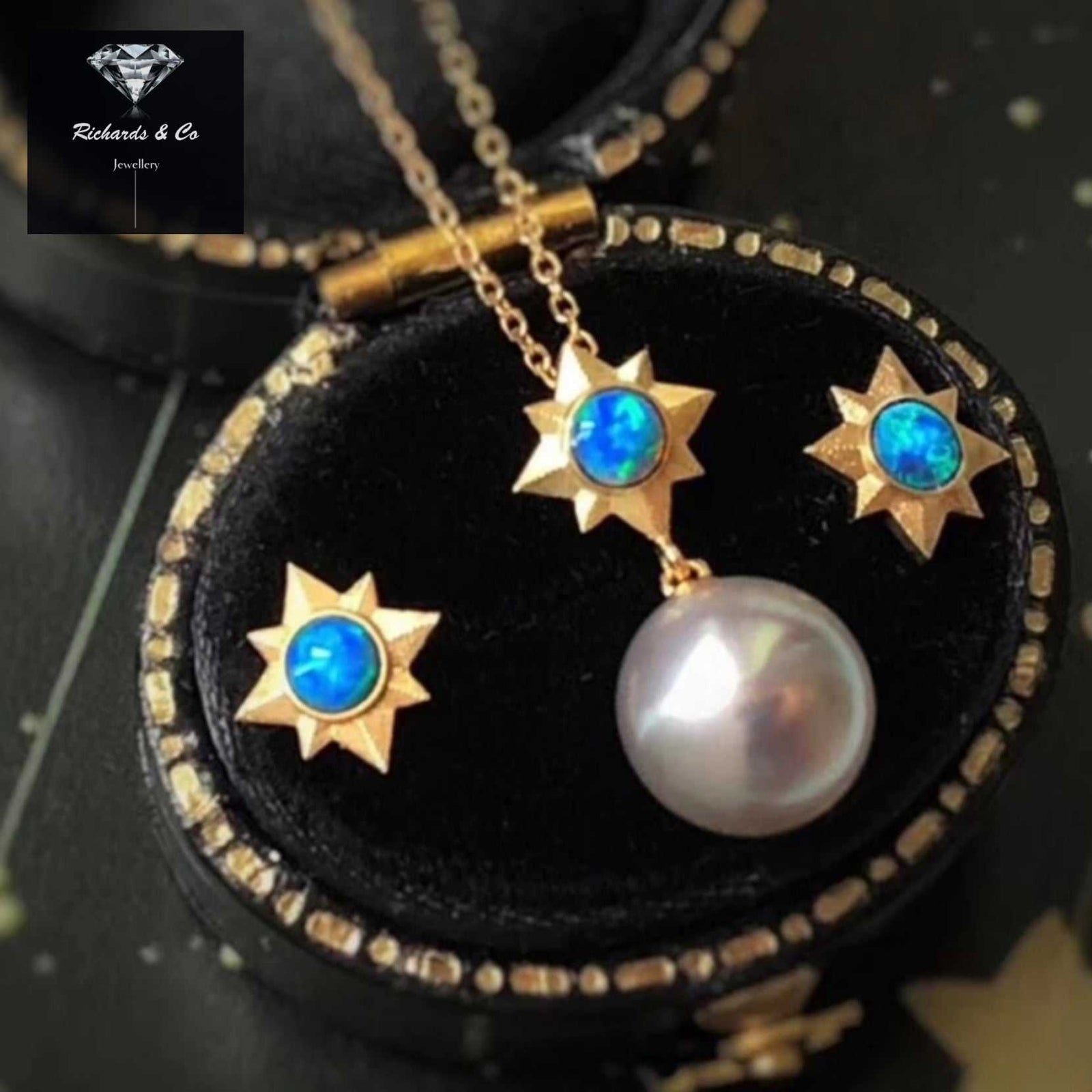 Opal and pearl jewellery set in solid 18k yellow gold featuring star-shaped necklace and earrings with natural opals and seawater pearl
